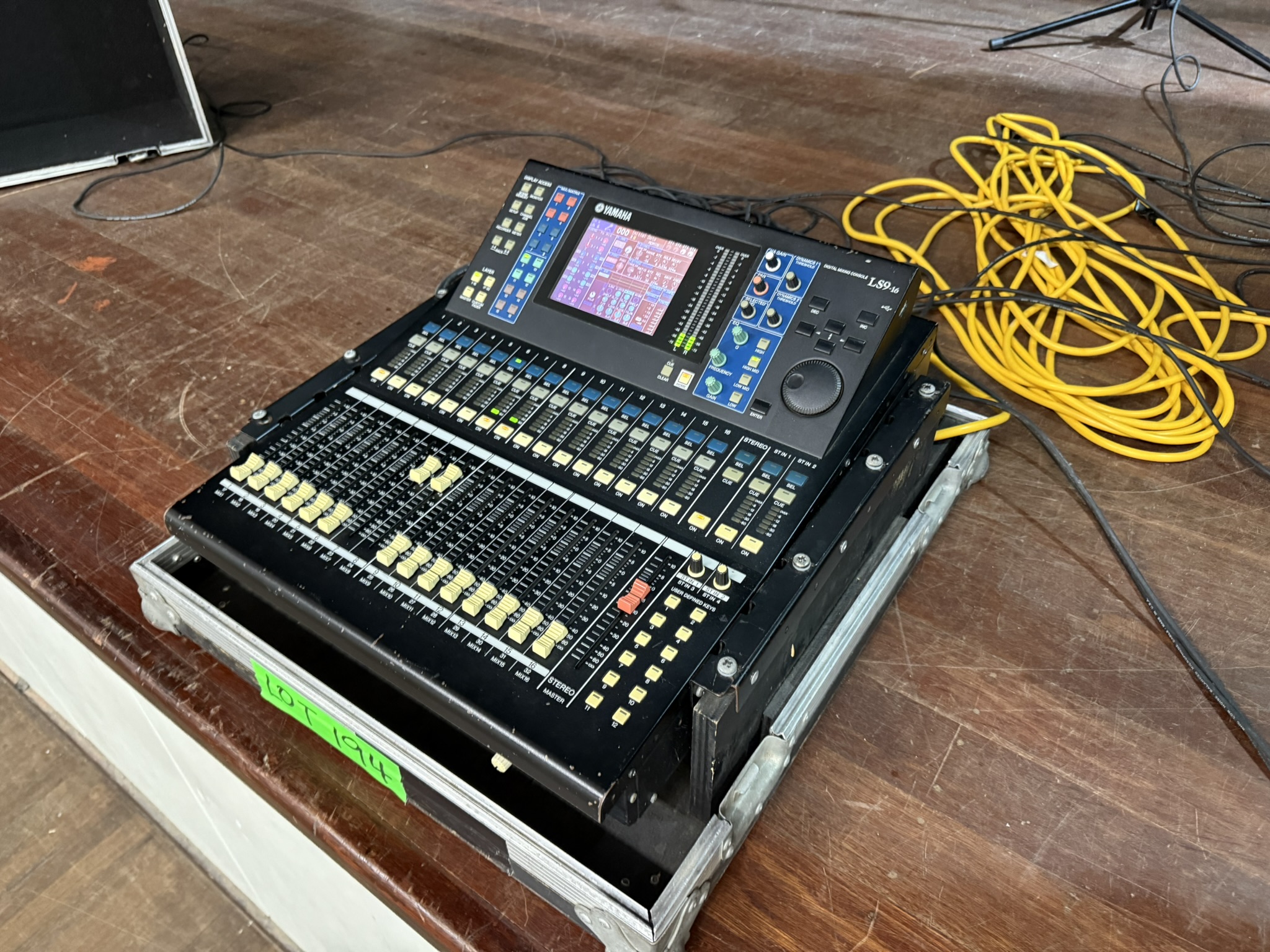 Yamaha LS9-16 in case